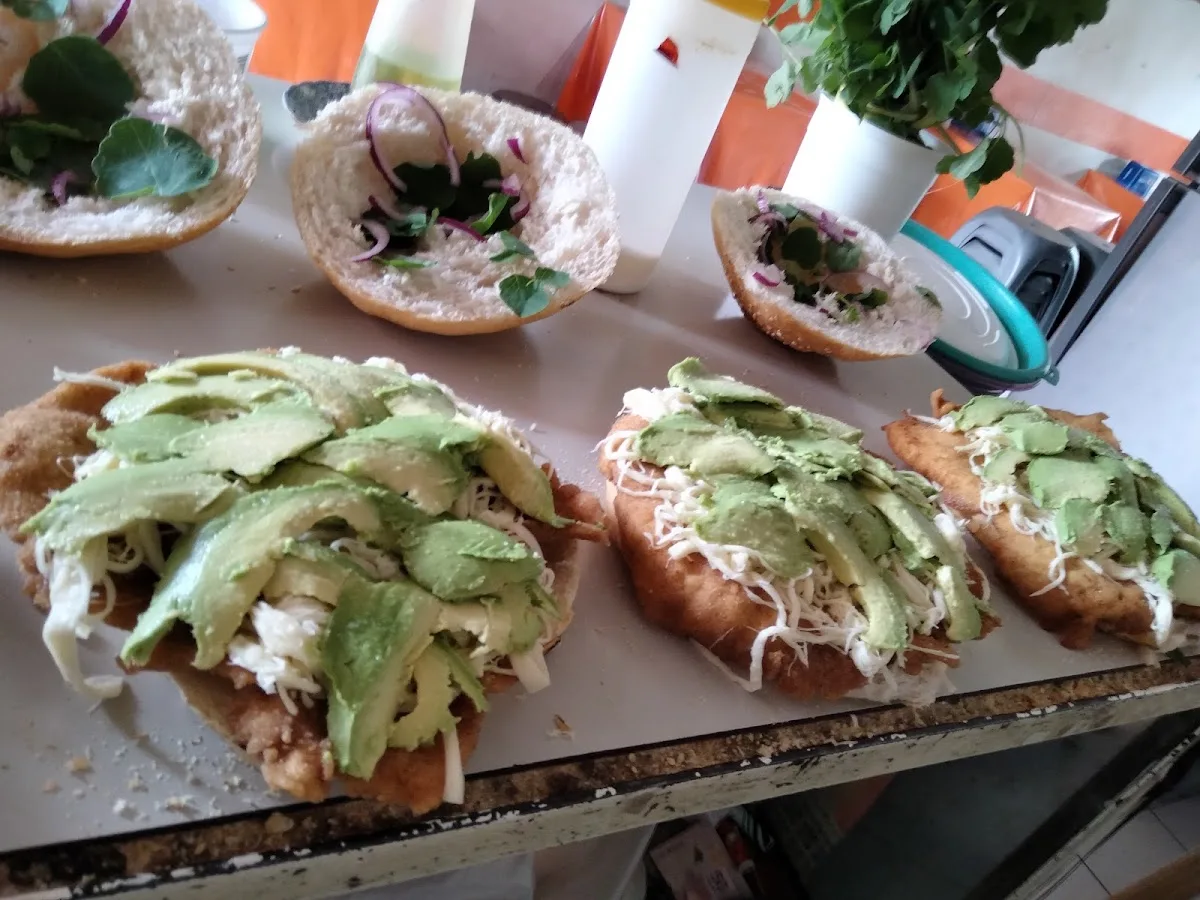 La barra de Cemitas Mariel con cemitas abiertas, aguacate y pápalo listos para armar