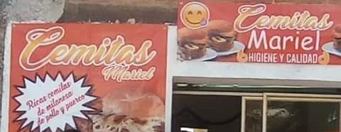 Letreros rojos de Cemitas Mariel en la fachada: «Higiene y calidad»